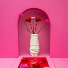 Afbeelding in Gallery-weergave laden, Ice Ice Baby vase