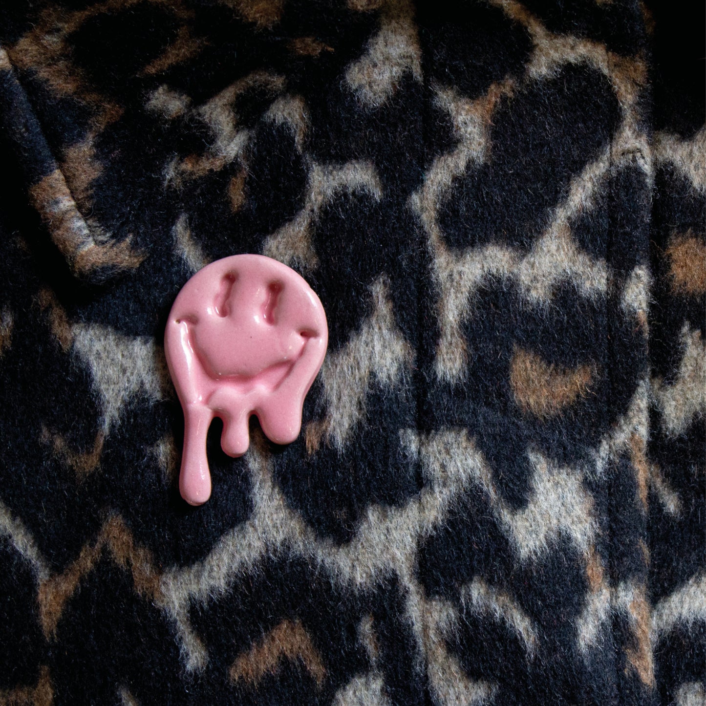 Melting Smiley pin (pink)