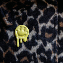 Afbeelding in Gallery-weergave laden, Melting Smiley pin (yellow)
