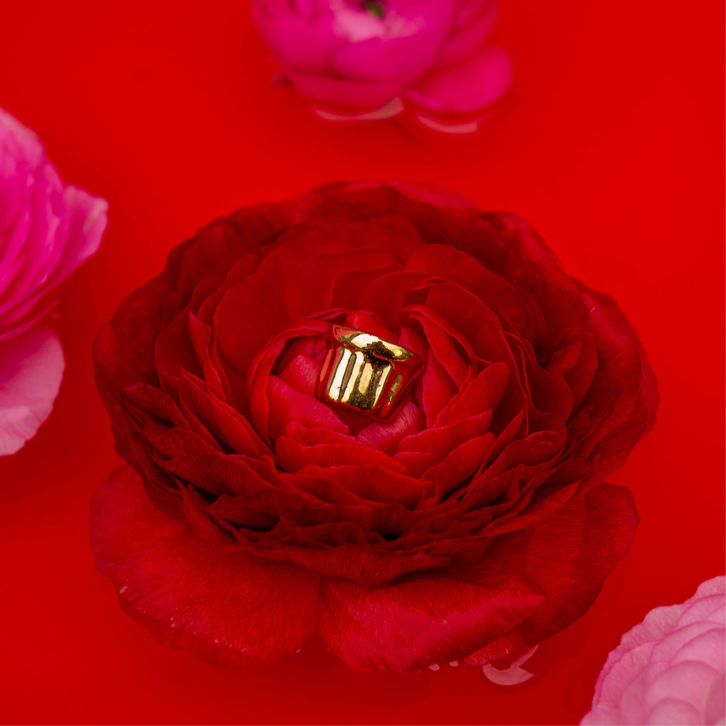 Mona pin (24K Gold)