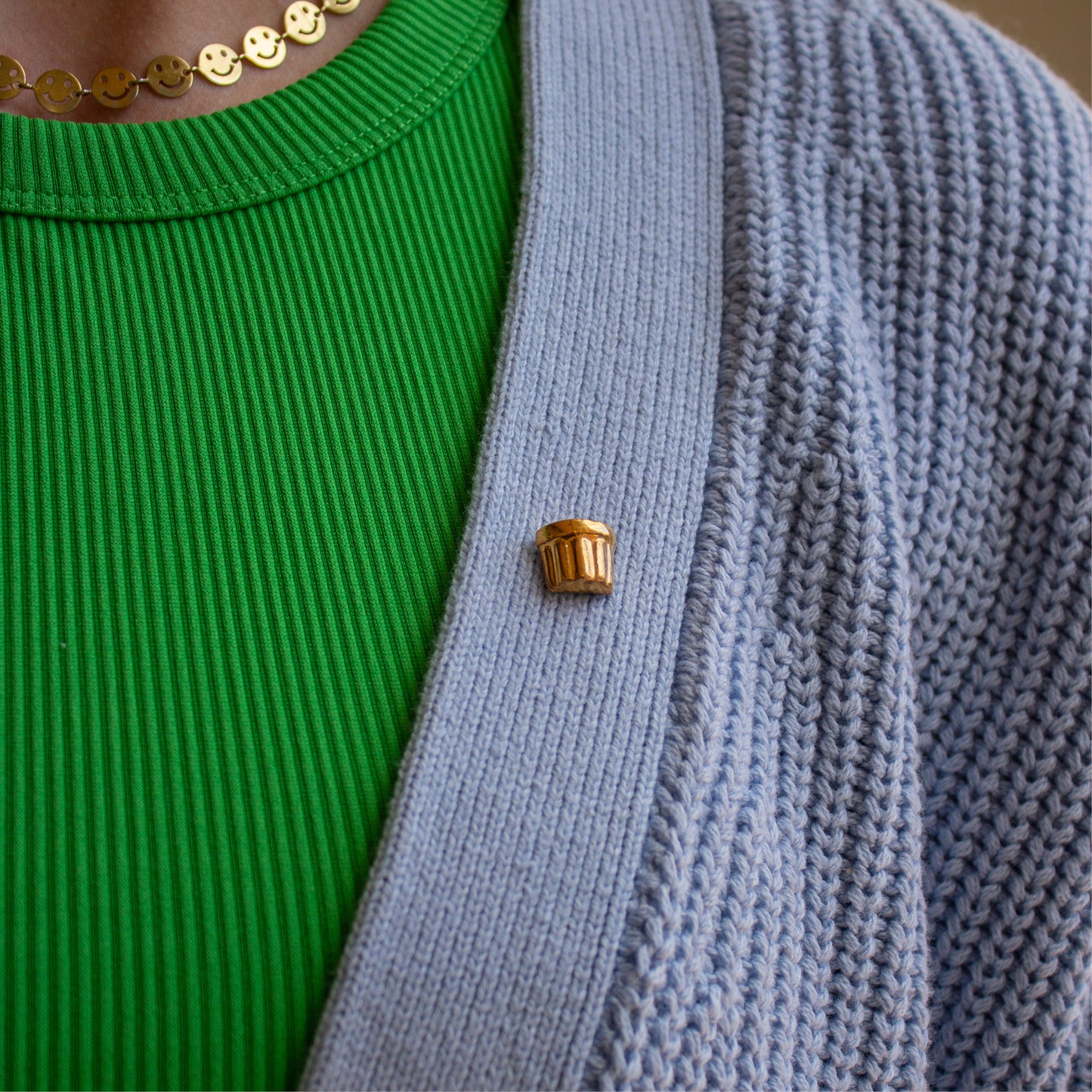 Mona pin (24K Gold)