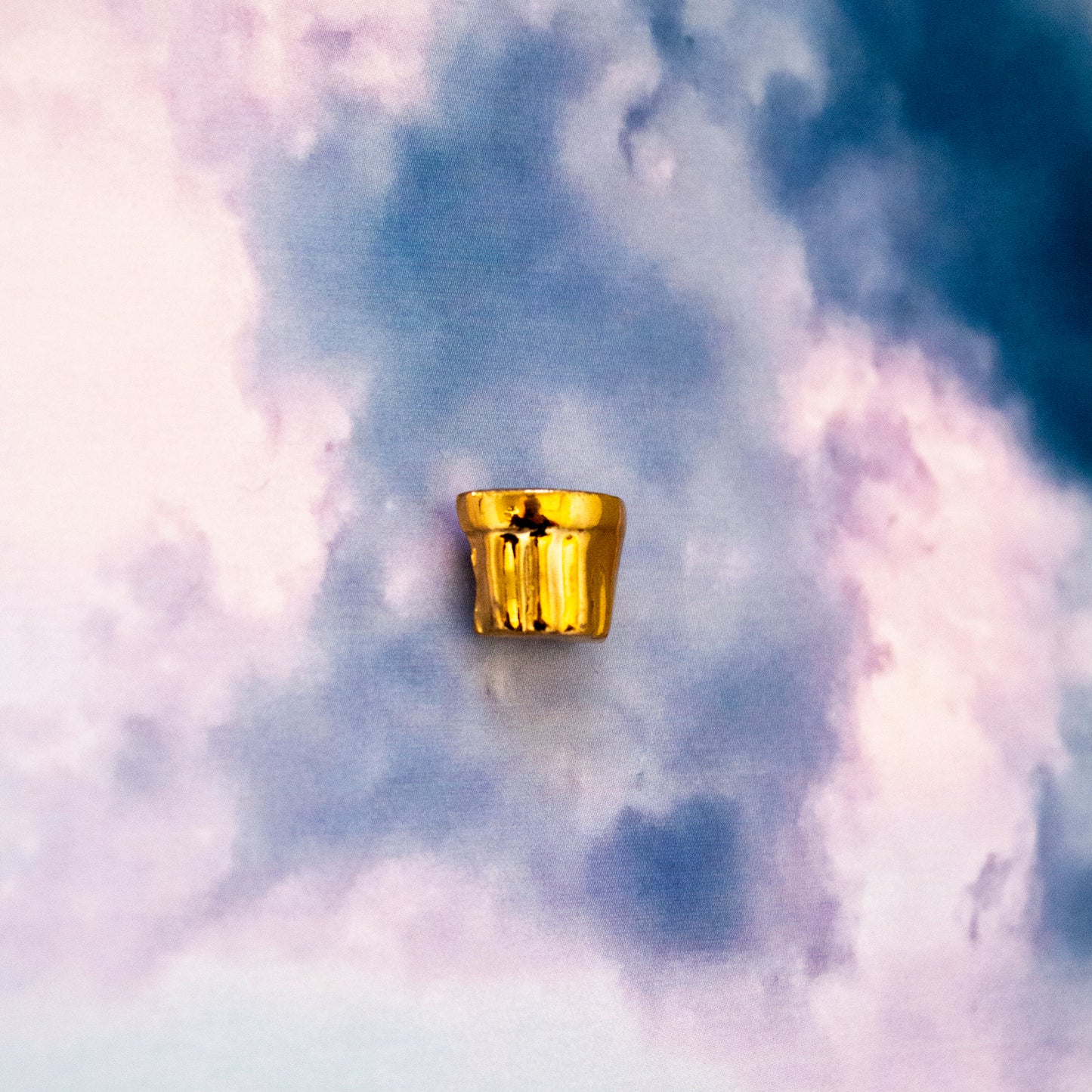 Mona pin (24K Gold)